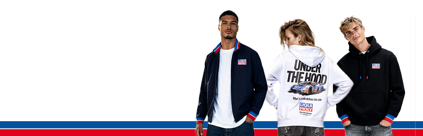 verschiedene Kleidungsstücke aus der Merch‑Kollektion