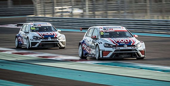 Luca Engstler und Brandon Gdovic an Aktion beim TCR Middle East Rennen in Abu Dhabi 