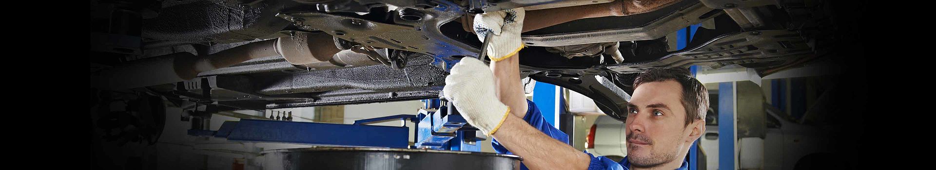 Ein Mechaniker arbeitet unter einem Fahrzeug: Hier geht es zu den LIQUI MOLY Reparatur Produkten.