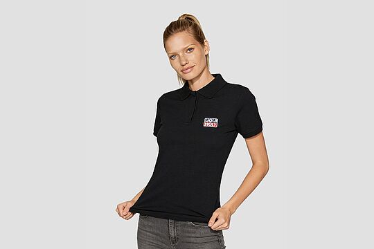 Basic Polo schwarz front, getragen von Damenmodel