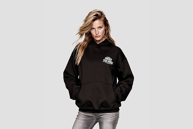 STREETWEAR Hoodie schwarz - Under the Hood front