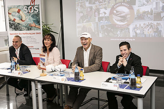 Ex-Profiboxer Axel Schulz (2.v.r.) ist Botschafter der Ernst Prost Stiftung. Das gab er mit Stiftungsmanagerin Kerstin Thiele, Stiftungsgründer Ernst Prost (li.) und LIQUI MOLY-Pressesprecher Tobias Gerstlauer auf einer Pressekonferenz bekannt.